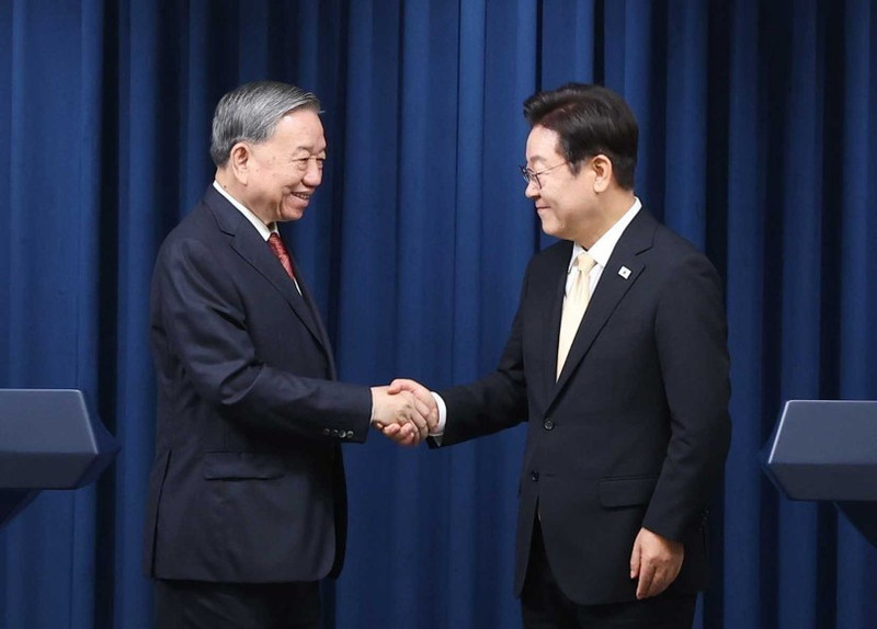Le secrétaire général du Parti communiste du Vietnam (PCV) To Lam (gauche) et le président sud-coréen Lee Jae Myung. Photo : VNA.