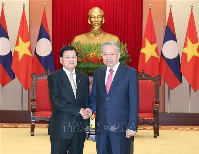 Le secrétaire général du Parti communiste du Vietnam (PCV), To Lam (à droite), et le secrétaire général du Parti populaire révolutionnaire du Laos (PPRL) et président du Laos, Thongloun Sisoulith. Photo : VNA.