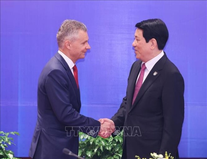 Le président de la République du Vietnam, Luong Cuong (droite) et le vice-ministre australien chargé des Affaires étrangères et du Commerce, Matt Thistlethwaite. Photo : VNA.