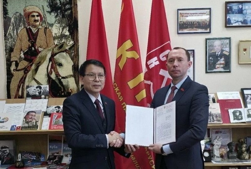 Sergueï Syrankov, premier secrétaire du Comité central du Parti communiste de Biélorussie, remet une lettre de félicitations à l'ambassadeur du Vietnam en Biélorussie, Nguyen Van Trung (gauche). Photo : VNA.