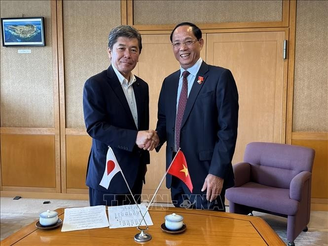 Le vice-président de l’Assemblée nationale du Vietnam, Tran Quang Phuong (droite) et e président de l’Assemblée préfectorale, Shima Koichi. Photo : VNA.