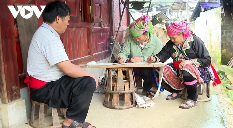 La peinture à la cire d'abeille sur du lin est souvent pratiquée par les femmes Mong du village de Lao Ty Phung, dans le quartier de Dong Phong (Lai Chau) pendant leur temps libre. Photo: VOV