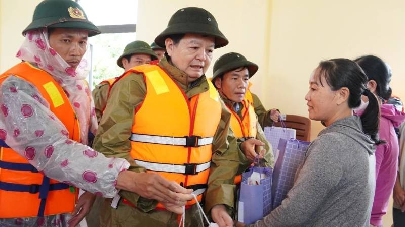 Le vice-Premier ministre Mai Van Chinh rend visite et encourage les habitants de l’épicentre des inondations de Quang Tri. Photo: NDEL