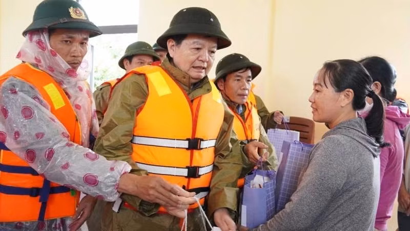 Le vice-Premier ministre Mai Van Chinh rend visite et encourage les habitants de l’épicentre des inondations de Quang Tri. Photo: NDEL