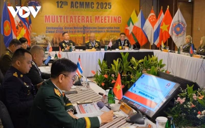 Le Général de division, Professeur et Dr. Nguyen Truong Giang, chef du Département de médecine militaire, prend la parole. Photo : VOV.