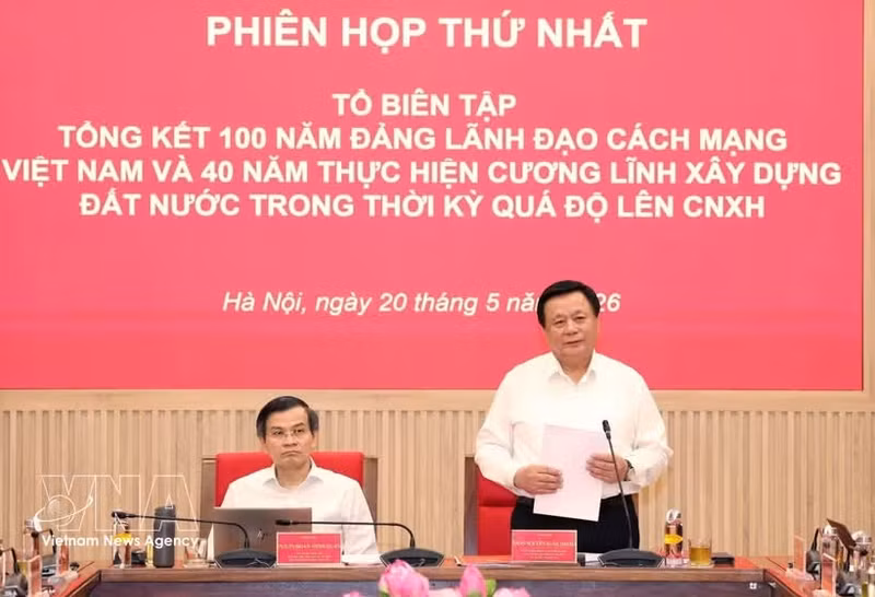 Le professeur et docteur Nguyen Xuan Thang, président du Conseil théorique central et chef du Groupe de rédaction, à la réunion. Photo : VNA.