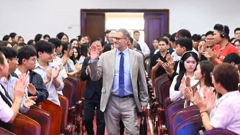 L’ambassadeur de France, Olivier Brochet, ainsi que de nombreux professeurs, étudiants et stagiaires de l’Université des Sciences sociales et humaines. Photo: NDEL
