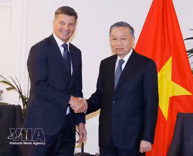 Angus Taylor, chef de l’opposition et président du Parti libéral australien et le secrétaire général du Parti et président de la République To Lam (droite), en août 2026 en Australie. Photo : VNA.