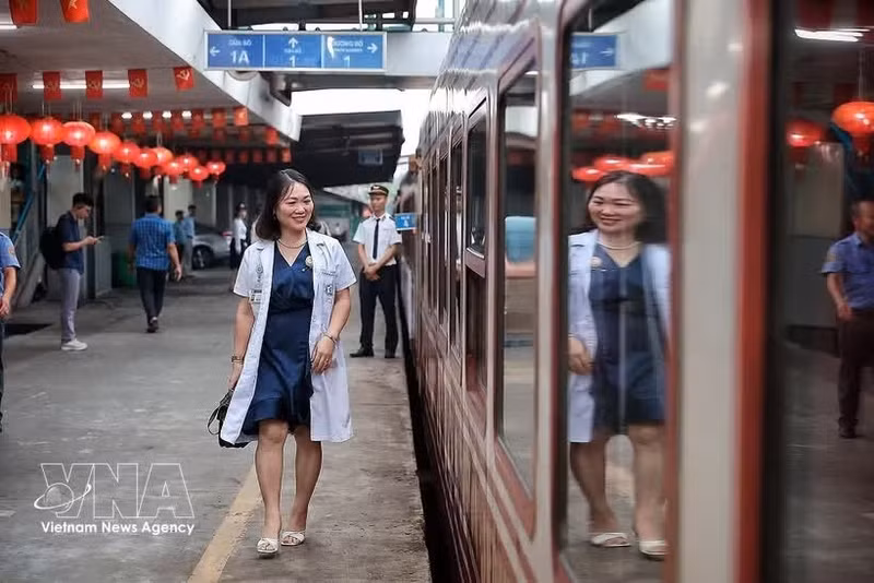 Le médecin Nguyen Mai Huong avant de monter dans le train pour aller travailler. Photo : VNA.