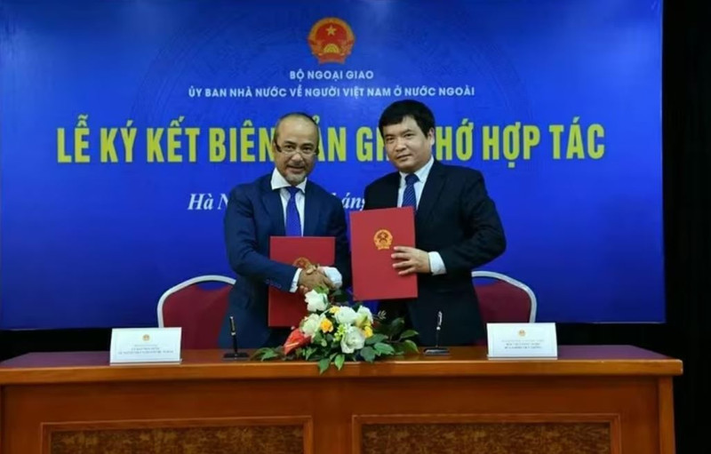 Nguyen Trung Kien, président du Comité d'État pour les Vietnamiens à l'étranger, et le Professeur associé Dang Hoai Bac, représentant l'Académie des Postes et Télécommunications, signent le mémorandum d'entente sur la coopération. Photo : baoquocte