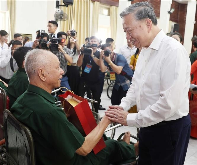 Le leader du PCV To Lam se rend au Centre de soins pour invalides de guerre de Thuan Thanh. Photo : VNA.
