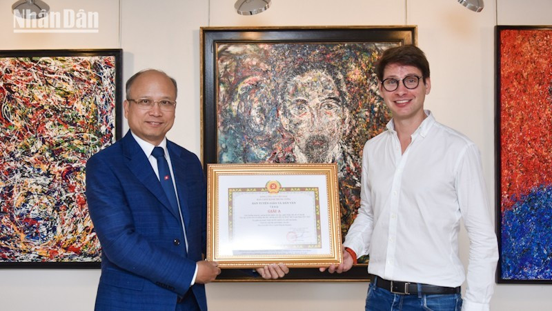 L'ambassadeur Dinh Toan Thang remet le certificat du Prix A à Georg Esco. Photo : VNA