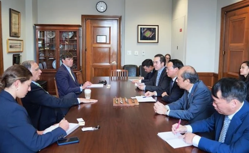 Le ministre vietnamien de l’Agriculture et de l’Environnement, Do Duc Duy travaille avec le sénateur John Boozman, président du Comité sénatorial de l’Agriculture, de la Nutrition et des Forêts. Photo : VNA.