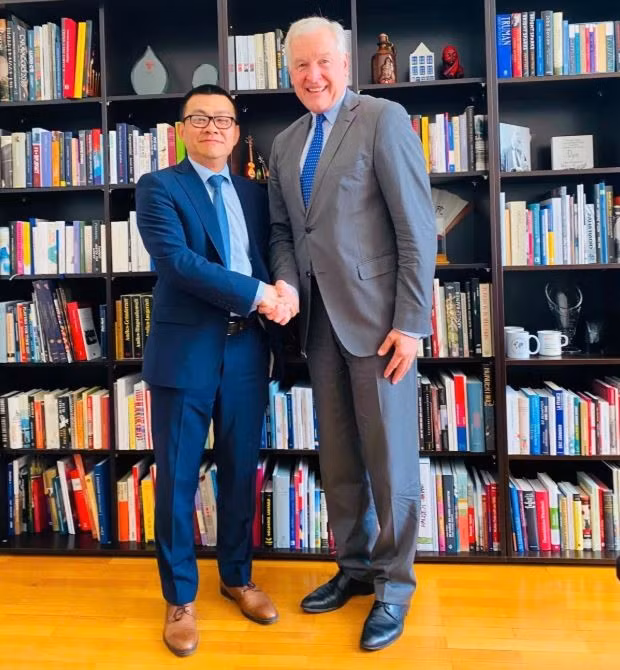 L’Ambassadeur du Vietnam en Autriche, Vu Le Thai Hoang, a eu une séance de travail avec le directeur de l'Académie diplomatique autrichienne, le Dr Martin Eichtinger. Photo: VOV