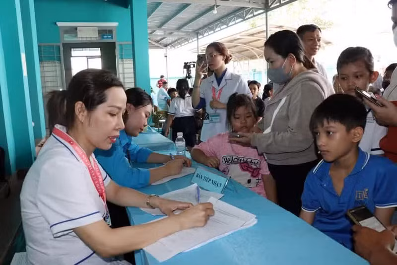 Un mois après le lancement du programme municipal de bilans de santé périodiques, plus de 108.000 habitants de Hô Chi Minh-Ville ont déjà été examinés. Photo : VNA.