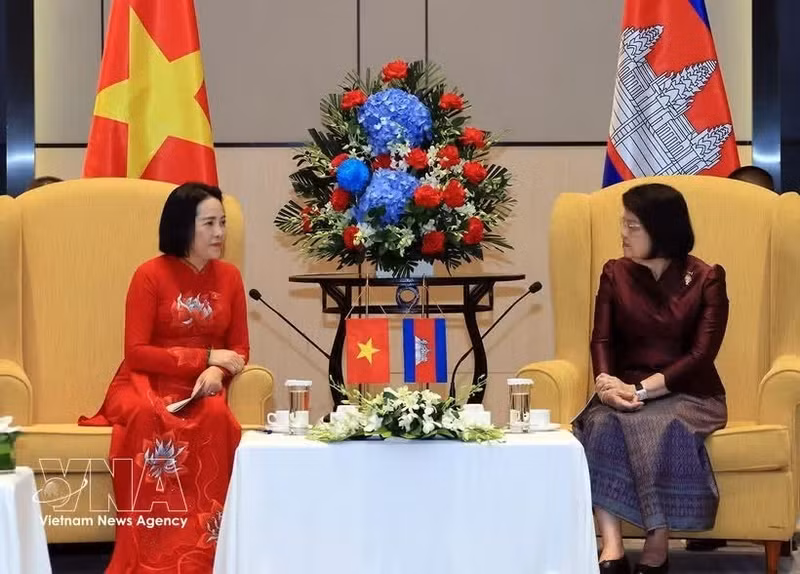 La présidente de l'Assemblée nationale du Cambodge, Samdech Khuon Sudary rencontre Nguyen Thi Thanh, vice-présidente de l'AN du Vietnam (à gauche). Photo : VNA.