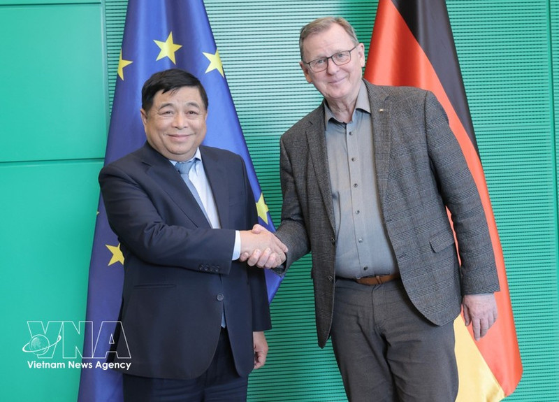 Le vice-Premier ministre Nguyen Chi Dung (gauche) et le vice-président du Bundestag allemand, Bodo Ramelow. Photo : VNA.