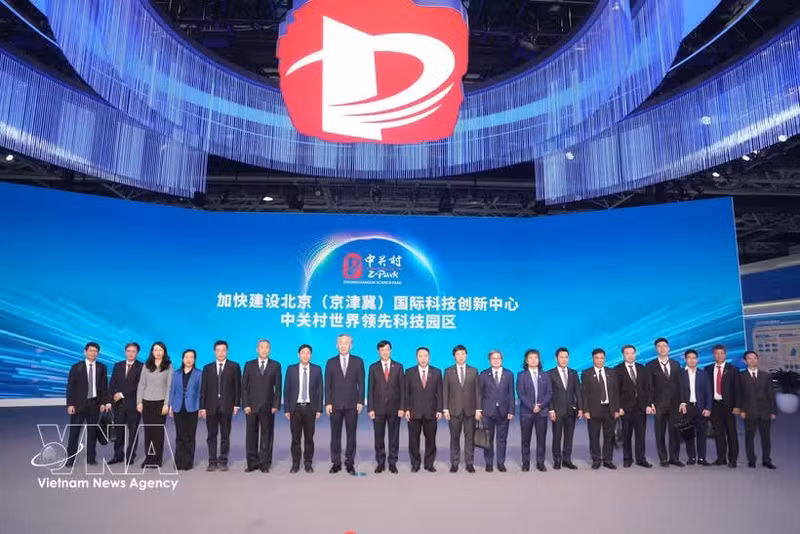 Nguyen Duy Ngoc, membre du Bureau politique, secrétaire du Comité central et chef de la Commission d’organisation du Comité central du PCV, et des responsables du parc scientifique et technologique de Zhongguancun à Pékin. Photo : VNA.