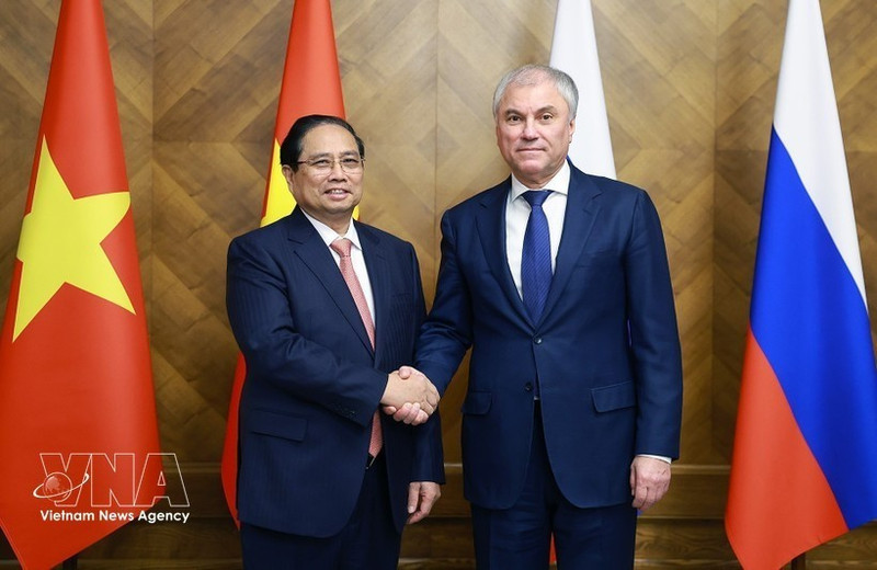 Le Premier ministre vietnamien Pham Minh Chinh (à gauche) rencontre le président de la Douma russe, Viatcheslav Volodine, à Moscou, le 24 mars. Photo : VNA.