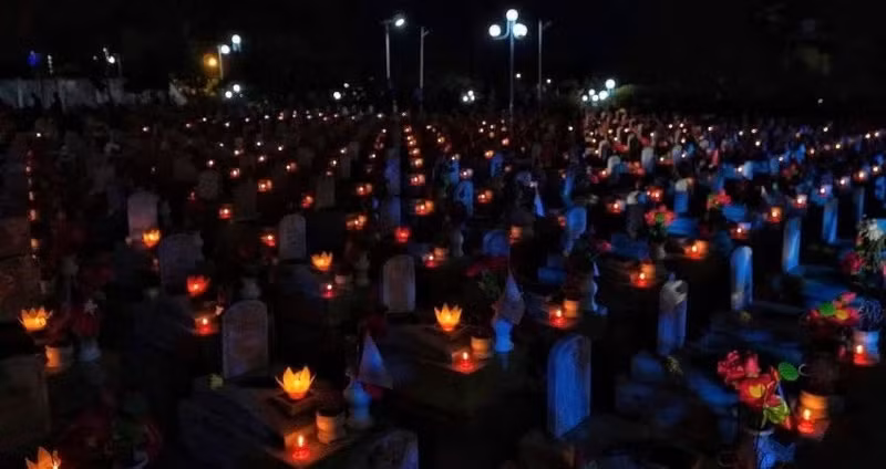 Près de 11 000 bougies ont été allumées en hommage au cimetière des martyrs du Vietnam et du Laos. Photo: NDEL