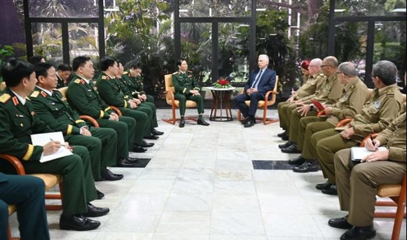 Le chef d’état-major général de l’Armée populaire du Vietnam, Nguyên Tân Cuong, également vice-ministre de la Défense, rencontre le président cubain Miguel Díaz-Canel. Photo: VNA