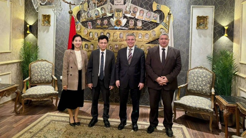 Le Service commercial de l'ambassade du Vietnam en Égypte travaille avec les responsables de l'Administration des douanes égyptiennes. Photo : Service commercial de l'ambassade du Vietnam en Égypte 