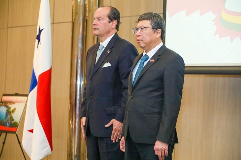 L’ambassadeur du Vietnam au Mexique, également chargé au Panama, Nguyên Van Hai (droite) et le ministre panaméen des Affaires étrangères Javier Martínez. Photo : VNA.