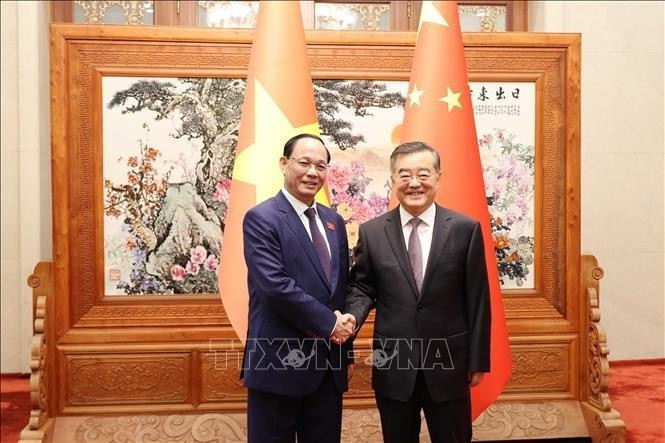 Le vice-président de l'Assemblée nationale du Vietnam, Trân Quang Phuong (gauche), et Zhang Qingwei, vice-président du Comité permanent de l'Assemblée populaire nationale (APN) de Chine. Photo: VNA.
