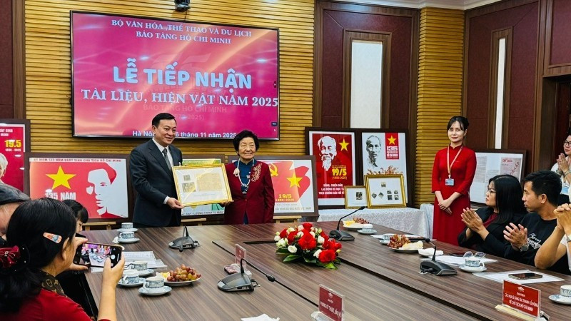 Le Musée Hô Chi Minh reçoit de nombreux documents et d'objets pour l'année 2025. Photo: NDEL