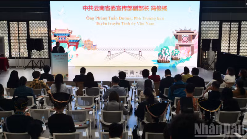 Lors de la cérémonie de la présentation de l'itinéraire rouge d'étude et de recherche intitulé « Tourisme au Yunnan - À la découverte du Vietnam ». Photo: NDEL