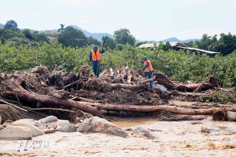 Recherche de personnes disparues dans la commune de Chieng Xo, province de Son La. Photo : VNA.
