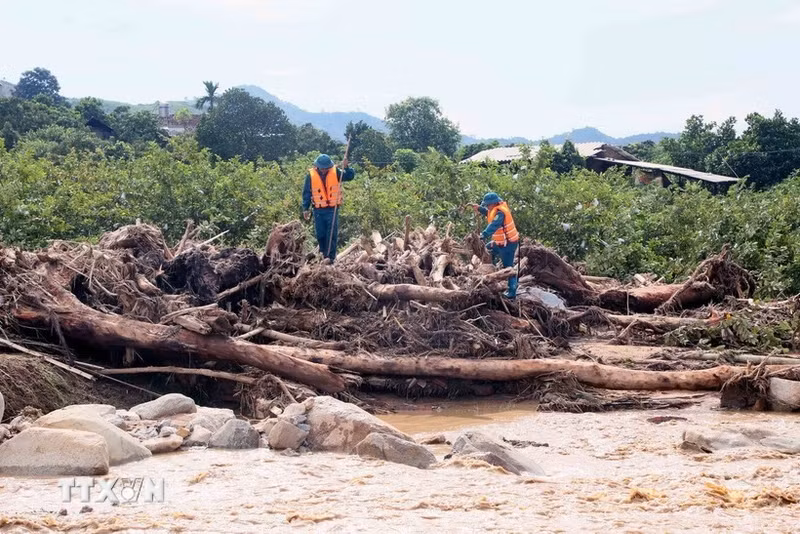 Recherche de personnes disparues dans la commune de Chieng Xo, province de Son La. Photo : VNA.