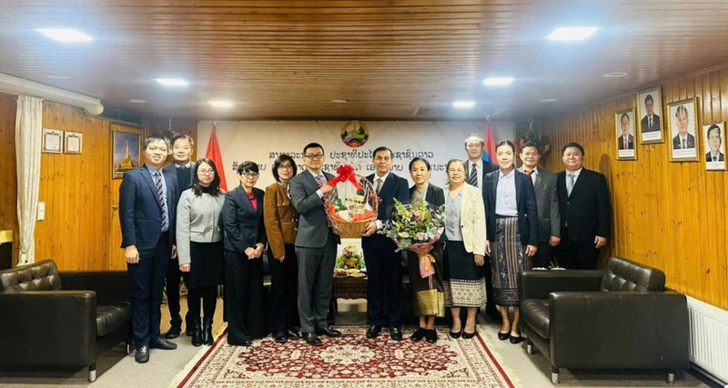 Vu Le Thai Hoang, ambassadeur vietnamien en Austriche a offert un bouquet de fleurs à l'ambassadeur du Laos, Khampheng Douangthongla, à son épouse et à l'ensemble du personnel de l'Ambassade du Laos. Photo: VOV