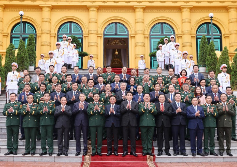 Le président de la République, Luong Cuong, et les délégués. Photo: VNA