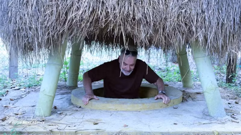 Visiteur dans les tunnels de Ky Anh. Photo : VNA.