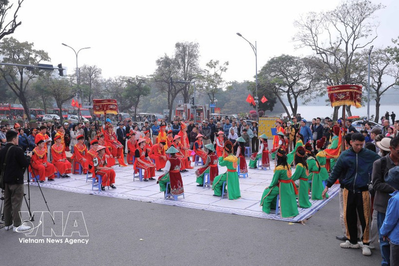 Une cérémonie d'ouverture de la Fête "Co nguoi" (échecs humains) se déroule le 21 février 2026, sur la place Dong Kinh Nghia Thuc (Hanoï), pour célébrer le Nouvel An lunaire. Photo : VNA