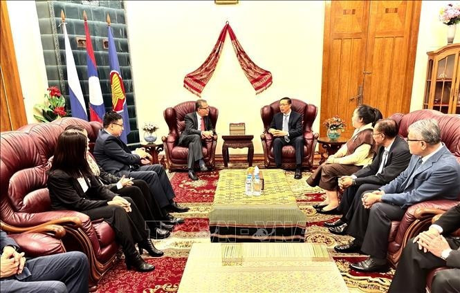 L’ambassadeur du Vietnam en Russie, Dang Minh Khôi (à gauche, au centre) fécilite l’ambassadeur du Laos en Russie, Siphandone Oybuabuddy pour le 50e anniversaire de la Fête nationale du Laos. Photo : VNA