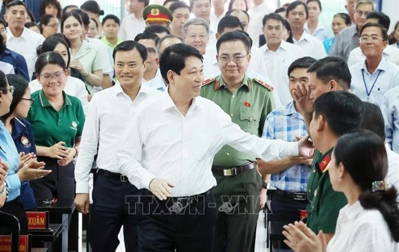 Le président vietnamien Luong Cuong (au centre) avec des électeurs des districts de Hoc Mon et Cu Chi, à Ho Chi Minh-Ville (Sud), le 28 juin. Photo : VNA.