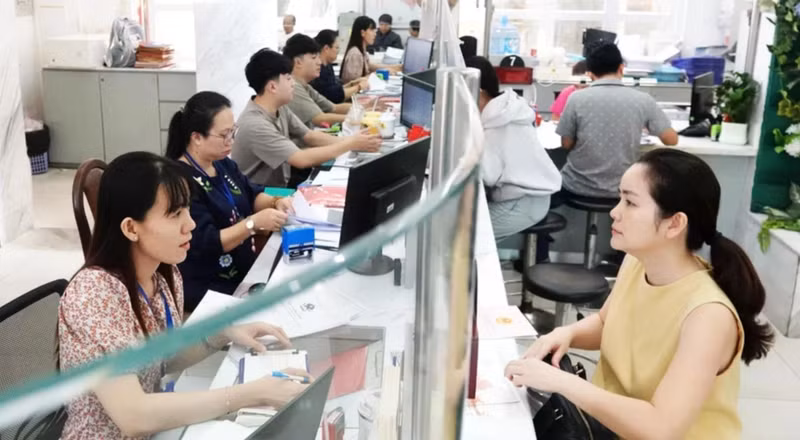 Les options concernant le personnel et les sièges des nouveaux quartiers et communes, prévus à partir du 1er juillet, ont été soigneusement préparées par Ho Chi Minh-Ville afin d'assurer un service fluide aux citoyens et aux entreprises. Photo : thanhnien.vn