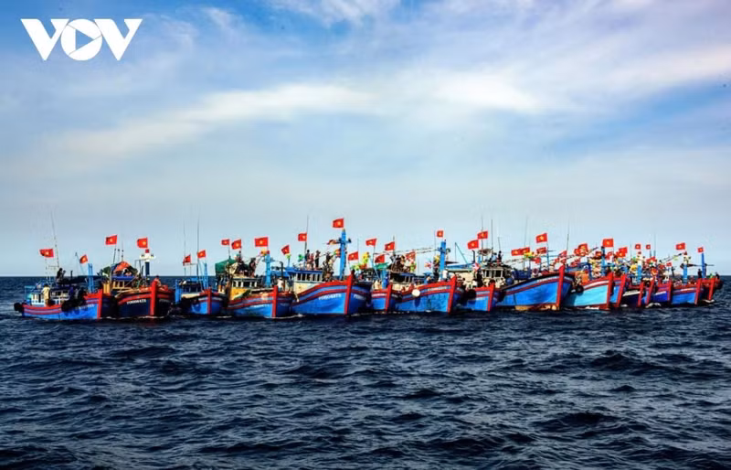 Des bateaux du village de Lo participent au festival de pêche en mer. Photo: VOV