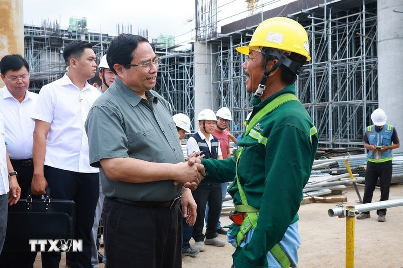 Le Premier ministre Pham Minh Chinh rencontre des ouvriers sur le chantier de l'aéroport international de Phu Quoc. Photo : VNA.