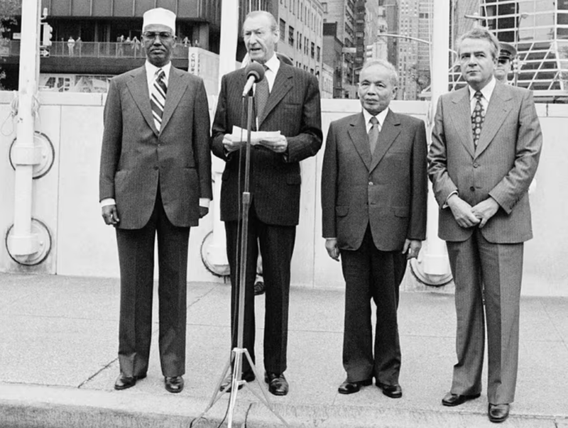 Le vice-Premier ministre et ministre des Affaires étrangères, Nguyen Duy Trinh (2e à droite), assiste à la cérémonie de lever du drapeau vietnamien au siège des Nations Unies. Photo d'archives