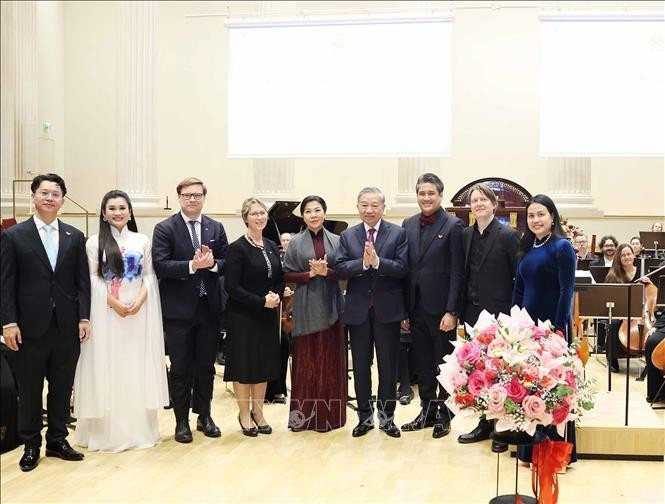 Le secrétaire général To Lam et son épouse rencontrent des artistes. Photo : VNA.