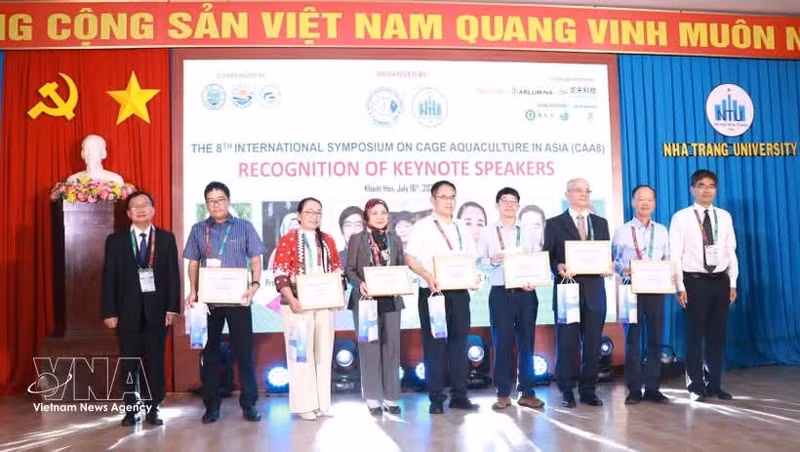 Les organisateurs remettent des certificats aux intervenants au huitième Symposium international sur l’aquaculture en cages en Asie (CAA8), à Khanh Hoa, le 16 juillet. Photo : VNA.