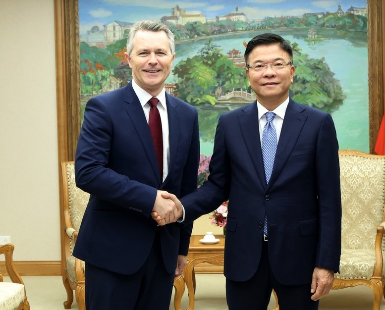 Le vice-Premier ministre Le Thanh Long (droite) et le ministre australien de l’Éducation, Jason Clare. Photo : VNA.