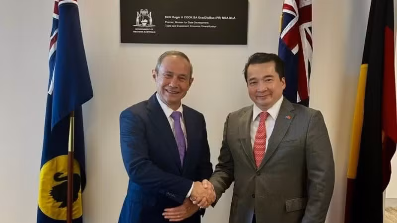 Le consul général Pham Hai Anh rend une visite de courtoisie au Premier ministre de l’État d'Australie-Occidentale, Roger Cook. Photo : Consulat général du Vietnam à Perth