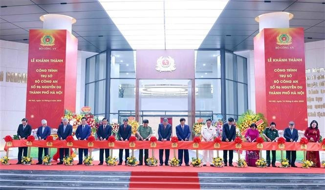 Le secrétaire général du PCV To Lam, le ministre de la Sécurité publique Luong Tam Quang et les dirigeants présents coupent le ruban inaugural. Photo : VNA.