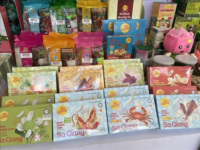 Les produits à base de riz de Sa Giang, originaires de la province de Dong Thap, s’emploient à obtenir la certification OCOP 5 étoiles et sont plébiscités sur les marchés américain et européen. Photo : VNA.