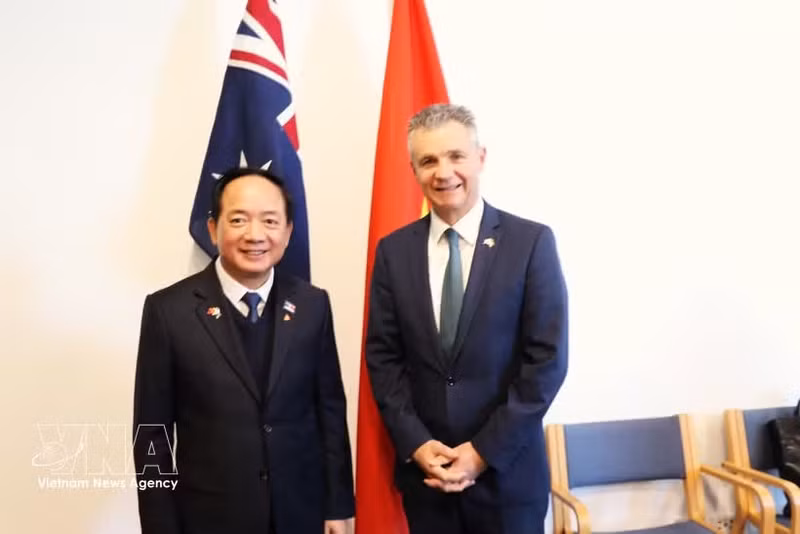 Le chef de la Commission centrale de la sensibilisation auprès des masses du Parti, Trinh Van Quyet (gauche) et le ministre délégué à l'Immigration ainsi qu'aux Affaires étrangères et au Commerce. Photo : VNA.