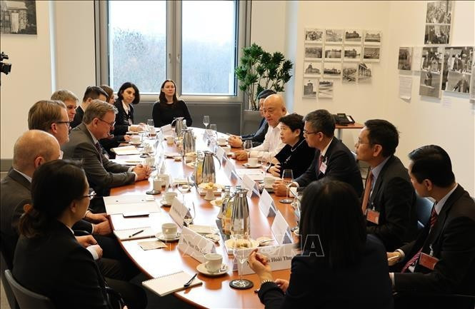 La membre du Comité central du PCV et vice-présidente de sa Commission des politiques et des stratégies, Nguyên Thuy Anh, a une entrevue avec le vice-président du Bundestag allemand, Bodo Ramelow. Photo : VNA